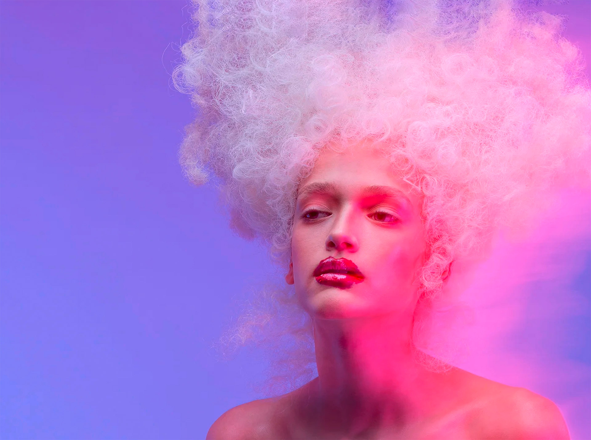 Beauty-Editorial in Lila und Pink, Frau mit voluminösem hellem Haar